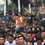 คลื่นศรัทธาหลั่งไหล ศิษย์หลวงพ่อเปิ่น นับหมื่น ร่วมพิธีไหว้ครู แน่นวัดบางพระ ของขึ้น!