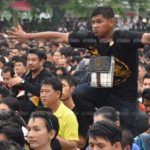 คลื่นศรัทธาหลั่งไหล ศิษย์หลวงพ่อเปิ่น นับหมื่น ร่วมพิธีไหว้ครู แน่นวัดบางพระ ของขึ้น!