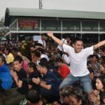 คลื่นศรัทธาหลั่งไหล ศิษย์หลวงพ่อเปิ่น นับหมื่น ร่วมพิธีไหว้ครู แน่นวัดบางพระ ของขึ้น!