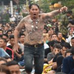 คลื่นศรัทธาหลั่งไหล ศิษย์หลวงพ่อเปิ่น นับหมื่น ร่วมพิธีไหว้ครู แน่นวัดบางพระ ของขึ้น!
