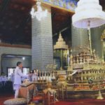 สมเด็จพระเจ้าอยู่หัว ทรงกราบถวายบังคม-สรงพระบรมอัฐิ ในการพระราชพิธีสงกรานต์