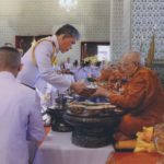 สมเด็จพระเจ้าอยู่หัว ทรงกราบถวายบังคม-สรงพระบรมอัฐิ ในการพระราชพิธีสงกรานต์