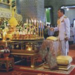 สมเด็จพระเจ้าอยู่หัว ทรงกราบถวายบังคม-สรงพระบรมอัฐิ ในการพระราชพิธีสงกรานต์
