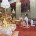 สมเด็จพระเจ้าอยู่หัว ทรงกราบถวายบังคม-สรงพระบรมอัฐิ ในการพระราชพิธีสงกรานต์