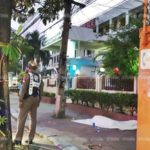 อุกอาจ! ชายแต่งกายครึ่งท่อน รัวยิงหนุ่มดับหน้าโรงพัก ก่อนเผ่นหนี คุมสาวเค้นสอบ