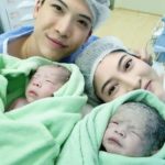 น่ารักน่าชัง! เผยโฉม น้องมีก้า-มีญ่า ลูกแฝดทายาทหมื่นล้าน 'ป๊อก-มาร์กี้' คลอดวันนี้