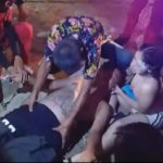 สงกรานต์สยอง! เล่นน้ำอยู่ดีๆ เดินไปชนเสาไฟฟ้ารั่ว ชอร์ตหนุ่ม-ล้มกระตุกระทึก