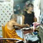 ชาวบ้านสุดทน ถ่ายคลิปแฉ พระฉาวเป็นถึงเจ้าอาวาส มั่วสีกานุ่งกระโจมอก นัวเนียกอดจูบ