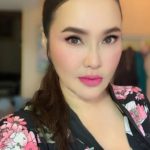 นอกจอยังแซ่บ! ส่อง แม่ย้อย ในวัย 50 ยังเผ็ดปนเซ็กซี่ สาวๆ ยังต้องหลบ