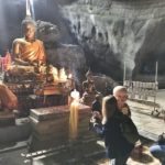 ฮือฮา! ชาวบ้านทาแป้งขอ เลขเด็ดฐาน หินงอกหินย้อย 800 ปี ถ้ำผานางคอย