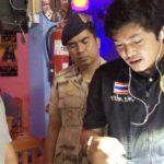 ตะลึงแขกยืนต่อคิว! บุกซ่องโอเกะช่วยเด็กสาวโดนบังคับค้ากาม ผงะบัญชีส่วยจ่าย10หน่วย