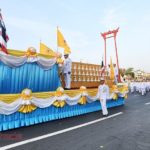 ริ้วขบวนเชิญ คนโทน้ำอภิเษก ไปวัดสุทัศนฯ เตรียมทำพิธีเสกน้ำเวลา 17.19 น.