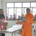 เจิมเองกับมือ! หลวงพี่ จับใบดำใบแดง เสียงเชียร์ลั่น เจอแจ็กพอตถึงกับเข่าทรุด