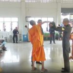 เจิมเองกับมือ! หลวงพี่ จับใบดำใบแดง เสียงเชียร์ลั่น เจอแจ็กพอตถึงกับเข่าทรุด