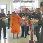 เจิมเองกับมือ! หลวงพี่ จับใบดำใบแดง เสียงเชียร์ลั่น เจอแจ็กพอตถึงกับเข่าทรุด