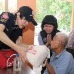 ป่อเต็กตึ๊ง สืบสานประเพณีสงกรานต์สร้างสุข มอบของขวัญผู้สูงอายุสถานสงเคราะห์