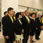 มูลนิธิป่อเต็กตึ๊ง ถวายแจกันดอกไม้ ลงนามถวายพระพร พระราชินีในรัชกาลที่ 9