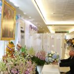 มูลนิธิป่อเต็กตึ๊ง ถวายแจกันดอกไม้ ลงนามถวายพระพร พระราชินีในรัชกาลที่ 9
