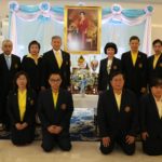 มูลนิธิป่อเต็กตึ๊ง ถวายแจกันดอกไม้ ลงนามถวายพระพร พระราชินีในรัชกาลที่ 9