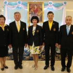 มูลนิธิป่อเต็กตึ๊ง ถวายแจกันดอกไม้ ลงนามถวายพระพร พระราชินีในรัชกาลที่ 9