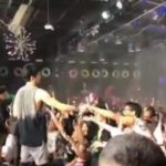 เปิดคลิป นักร้องดัง เจอหนุ่มบุกใช้ปากงาบเป้าคาเวทีเหมือนออรัลเซ็กซ์ ทำซ้ำหลายครั้ง