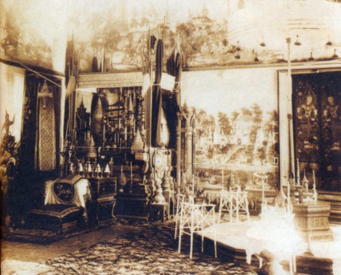 พระที่นั่งอัฐทิศอุทุมพรราชอาสน์ 
