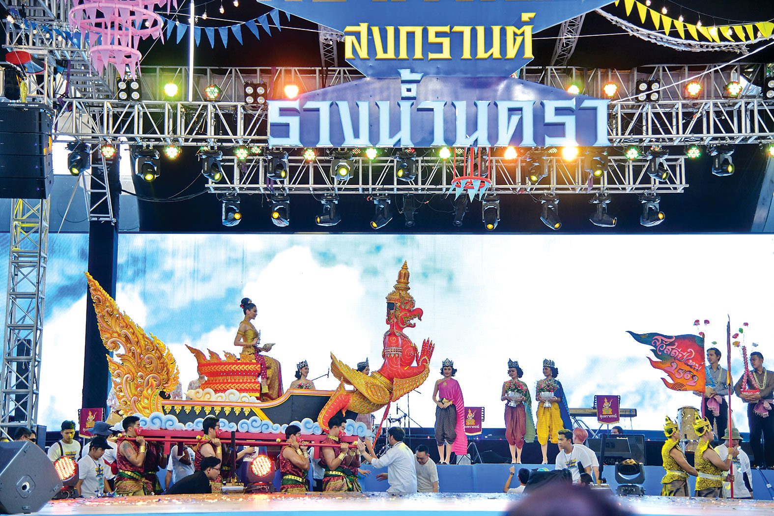 2นางเอก‘นางสงกรานต์’ ไอคอนสยาม-คิงเพาเวอร์