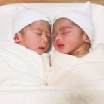 เปิดของขวัญ! หม่อมโจ้ พี่ชาย ป๊อก มารับขวัญหลานแฝด น้องมีก้า-น้องมีญ่า