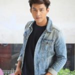 เจออากาศร้อนจัด! พระเอก โหน ธนากร วูบคาเวที โดนหามส่งโรงพยาบาลด่วน