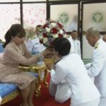 ปีติ สมเด็จพระเจ้าอยู่หัว และพระราชินีในรัชกาลที่ 9 พระราชทานดอกไม้แด่ทูลกระหม่อม