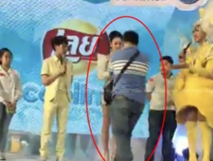 ‘เต๋อ’ห่วง‘ใหม่’เจอหนุ่มโผกอดกลางเวที