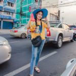 ส่องนางฟ้าพวงมาลัย แยกไฟแดงที่อุบลฯ บอกอย่าอายทำกินอย่าหมิ่นเงินน้อย