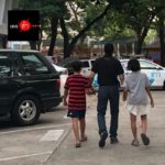 อึ้งเปิดลิ้นชักแม่! 2ลูกครึ่ง เจอเล่นยา-คุณไสย พ่อสวิส รีบบินหาลูก ตายันหลานพูดไม่จริง(คลิป)