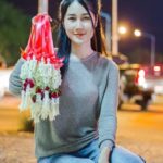 ส่องนางฟ้าพวงมาลัย แยกไฟแดงที่อุบลฯ บอกอย่าอายทำกินอย่าหมิ่นเงินน้อย