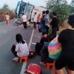 ระทึกทั้งคัน รถทัวร์กรุงเทพฯ-อุบลฯ เสียหลักตกข้างทางพังยับ