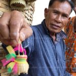 ฮือฮาตะข้องยักษ์ดักทรัพย์! สมภารเล่าฝันเห็นสาวชุดไทยสไบเขียว แห่ส่องเลขตะเคียนทอง(คลิป)