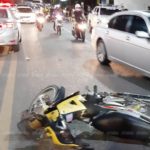 ไอ้แจ้ตายคาที่ 2 !! ลุงซิ่งซาเล้งแซงข้ามเลนประสานงาจยย.คนร่อแร่อีก 2 (คลิป)