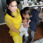 เปิดของขวัญ! หม่อมโจ้ พี่ชาย ป๊อก มารับขวัญหลานแฝด น้องมีก้า-น้องมีญ่า