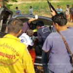 หนุ่มขับกระบะพาครอบครัวคุยปมที่ดิน หลับใน รถชนต้นไม้ เมีย-แม่ยายดับ
