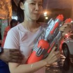 สงกรานต์สะเทือน! น้องมุกกี้ เล่นน้ำสุดแซ่บ เจอนิ้วปริศนาจิ้มเข้าหน้าอกเต็มๆ (คลิป)