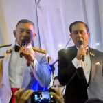ผบ.เหล่าทัพ ร้องเพลงเซอร์ไพรส์ 'บิ๊กตู่' เจ้าตัวโดดขึ้นเวทีโชว์ลูกคอด้วย (คลิป)