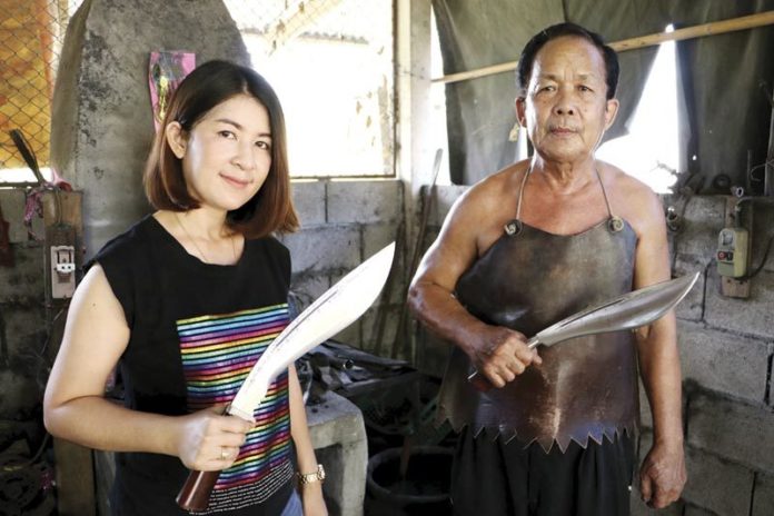 มีดอีเหน็บแข็งแกร่ง ตอกสลักลายอ่อนช้อย : ข่าวสดหรรษา