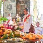 นายกฯ เป็นประธานประกอบพิธีเสกน้ำพระพุทธมนต์  ก่อนเชิญไปยังวัดพระแก้วพรุ่งนี้