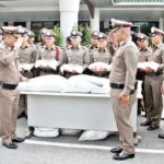 ได้ใจลูกน้อง! ผู้การฯชลบุรีตรวจโรงพัก ควักเงินส่วนตัวซื้อข้าวสารแจกเป็นกำลังใจ(คลิป)