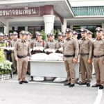 ได้ใจลูกน้อง! ผู้การฯชลบุรีตรวจโรงพัก ควักเงินส่วนตัวซื้อข้าวสารแจกเป็นกำลังใจ(คลิป)