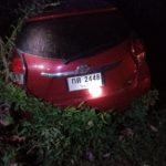 เก๋งชนประสานงาจยย. ลากไปอัดกับเสาป้ายลดความเร็วตายคาที่ รถเละไม่เหลือซาก