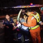 รถบรรทุกน้ำมันพลิกคว่ำ กลางถนนมอเตอร์เวย์ คนขับเจ็บ ตร.คาดหลับใน