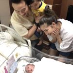 น้องมีก้า น้องมีญ่า ฮอต! เหล่าคนดังตบเท้าเยี่ยมไม่ขาดสาย-พ่อป๊อก แม่มาร์กี้ ยิ้มไม่หุบ