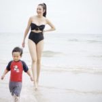 อ๋อม สกาวใจ หนีร้อน ยกครอบครัวเที่ยวทะเล อวดหุ่นแซ่บ-ขาวโบ๊ะ