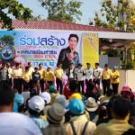 โตโน่ นำทีมลุยเก็บขยะที่ชายหาดชะอำ ประชาชนร่วมเป็นจิตอาสากว่า 400 คน
